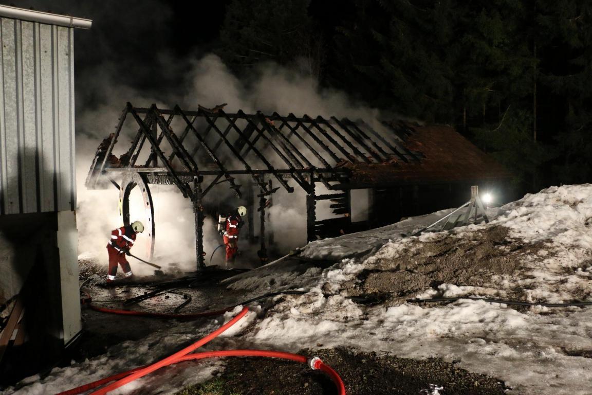 Die abgebrannte Holzbaracke und der Einsatz der Feuerwehr.