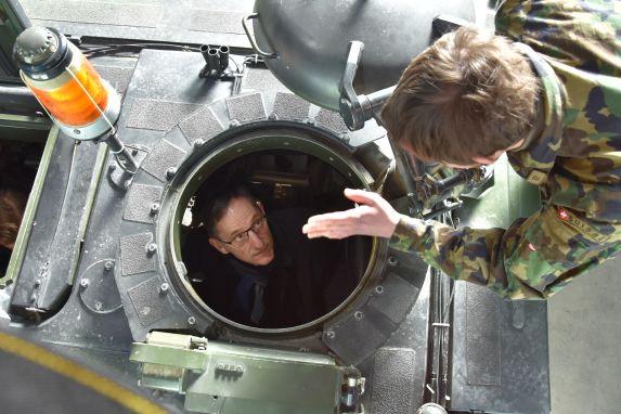 Regierungsrat Mario Fehr in einem Kampfpanze r beim Mechanisierte Bataillon 29.