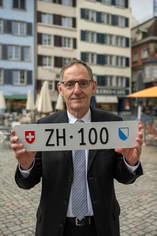 Regierungsrat Mario Fehr mit Kontrollschild ZH 100