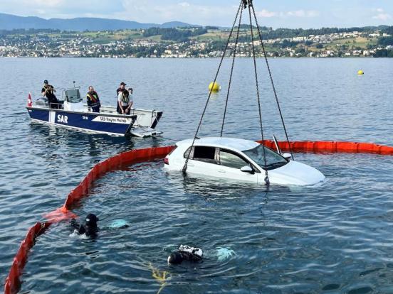 Das gesunkene Fahrzeug wird mit einem Kran aus dem See gezogen