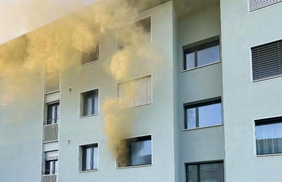 Rauch dringt aus Wohnung in Mehrfamilienhaus