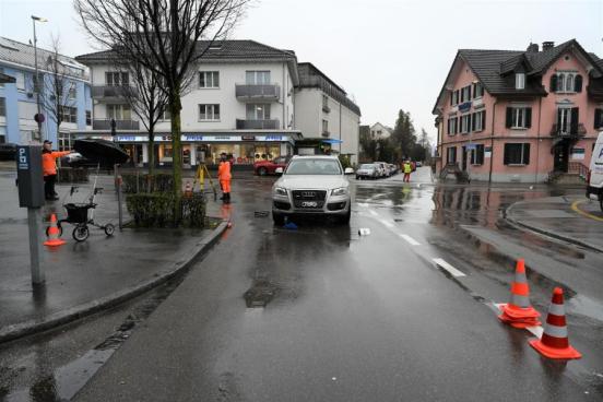 Das Unfallauto steht auf der Strasse, ein Rollator daneben auf dem Trottoir