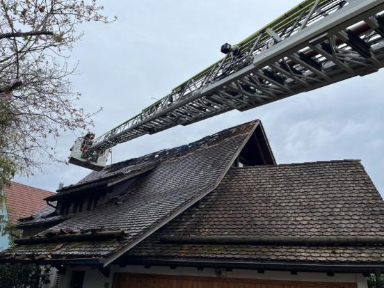 Eine ausgefahrene Drehleiter der Feuerwehr bei der Brandbekämpfung