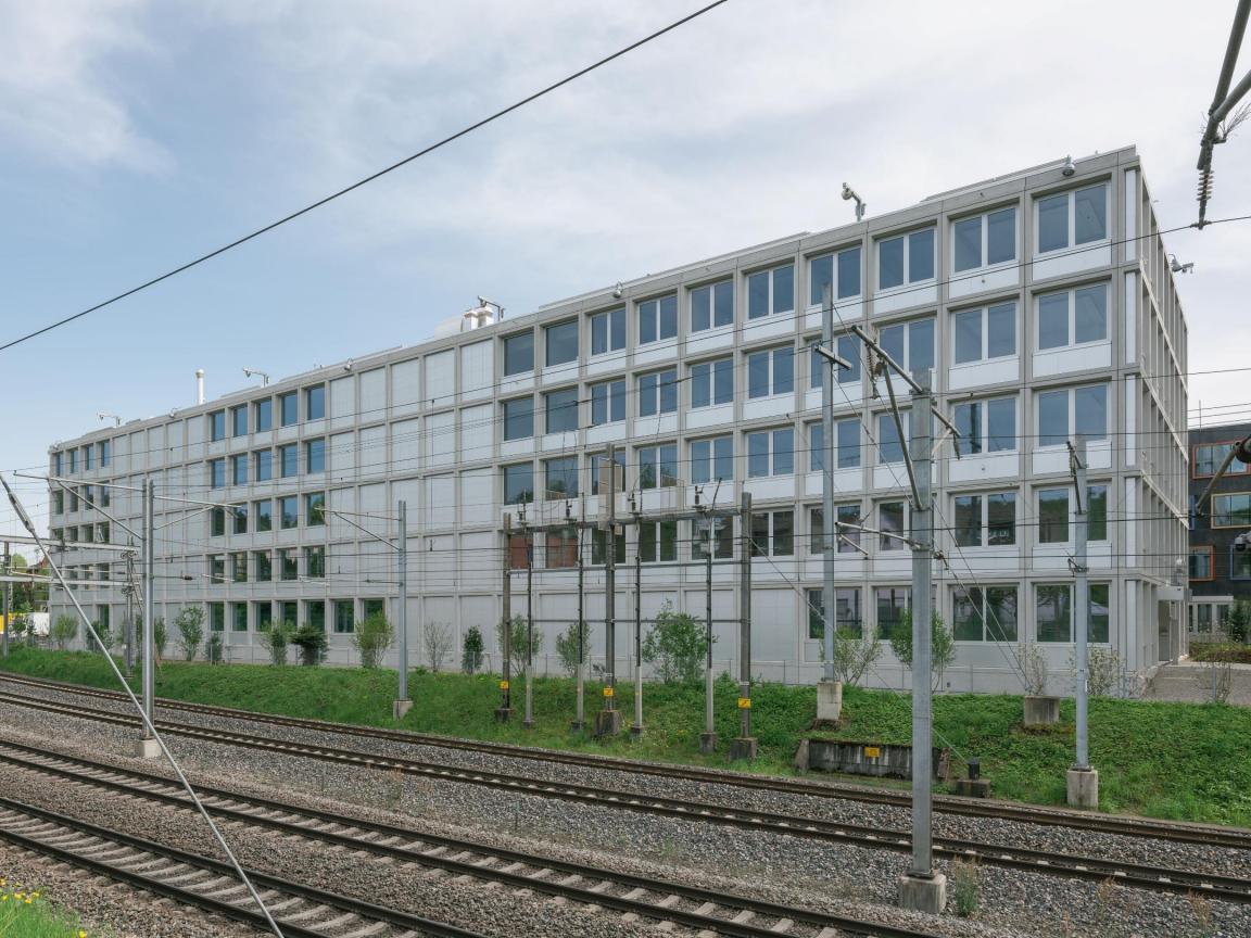 Der Erweiterungsbau der Bezirksanlage Winterthur von aussen.
