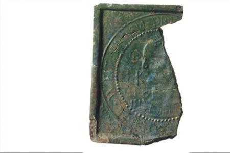 Fragment einer Blattkachel, die im zugeschütteten Stadtgraben am Neumarkt in Winterthur gefunden wurde