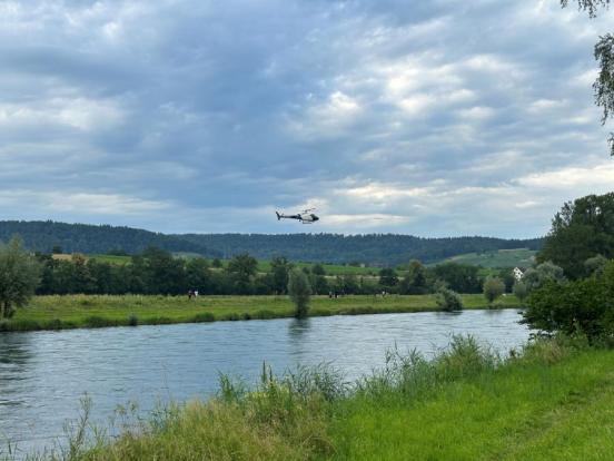 Polizeihelikopter über einem Fluss