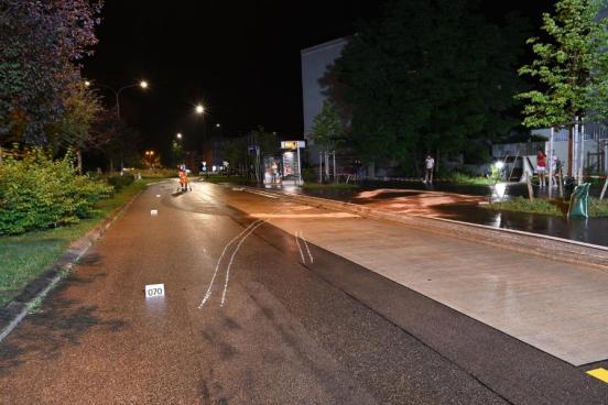 Strasse bei Nacht mit Unfallspuren