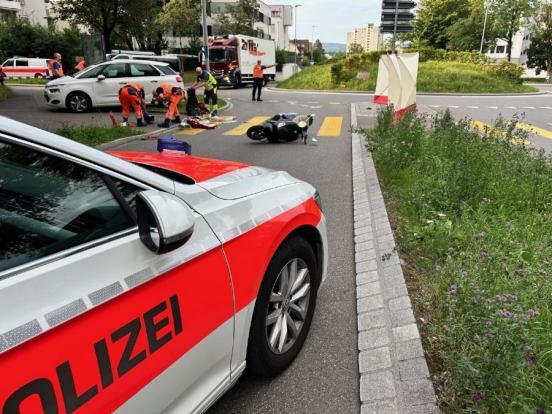 Endlage des Rollers auf der Strasse liegend. Im Vordergrund ein Polizeiauto.