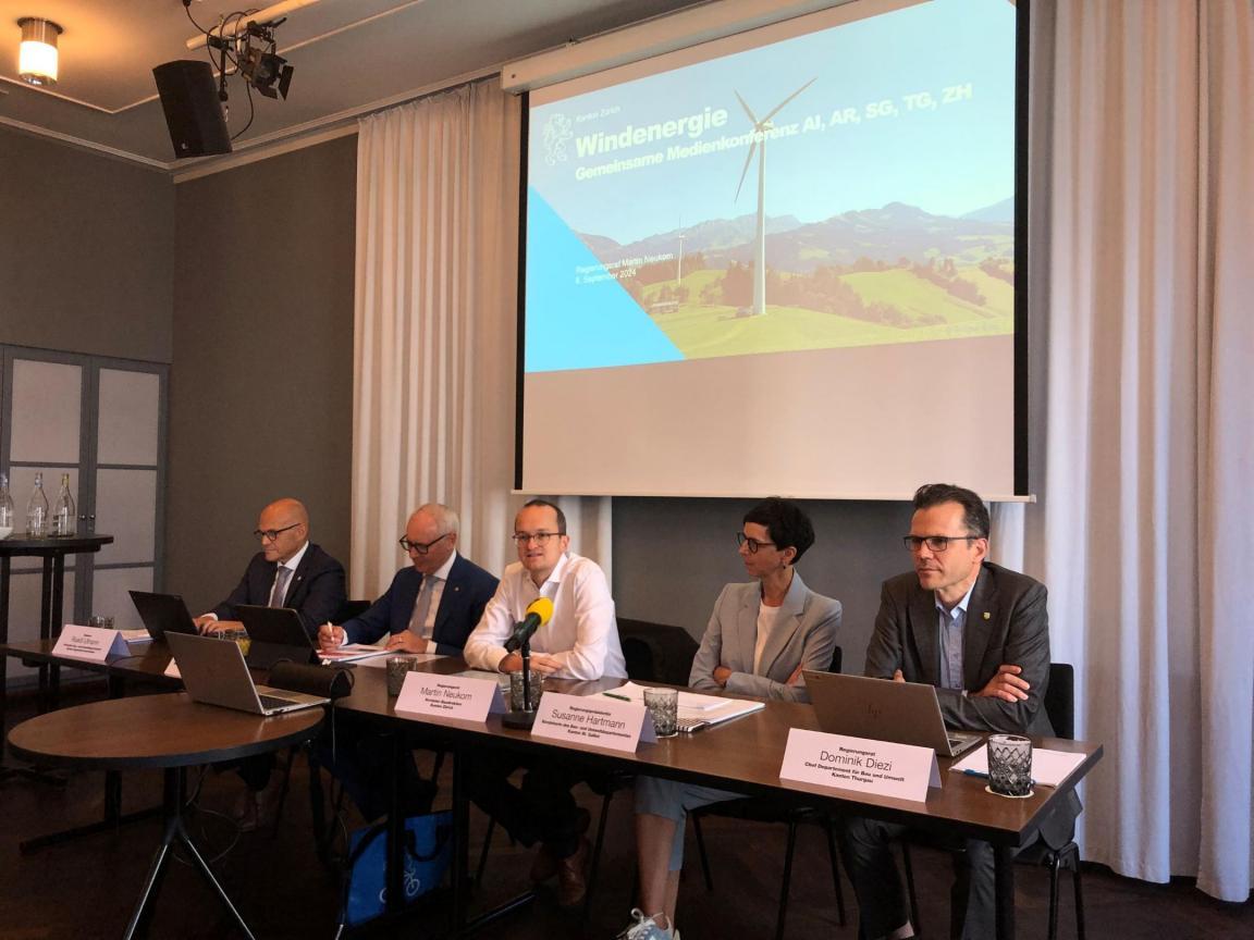 Regierungsräte der einzelnen Kantone bei der Medienkonferenz