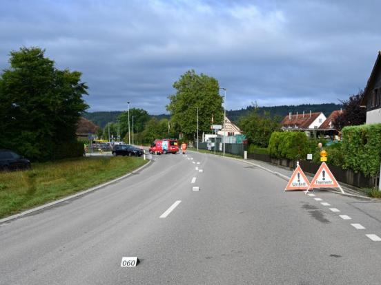 Zwei Triopane und Unfallfahrzeuge stehen auf einer Strasse