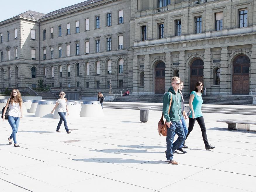 Studenten die auf dem Platz vor der ETH laufen