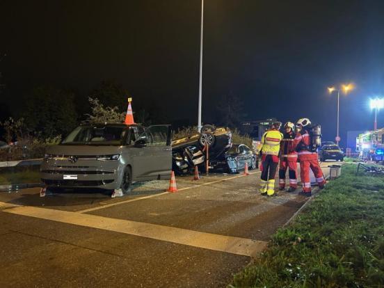 mehrer Unfallfahrzeuge auf einer Strasse bei Nacht