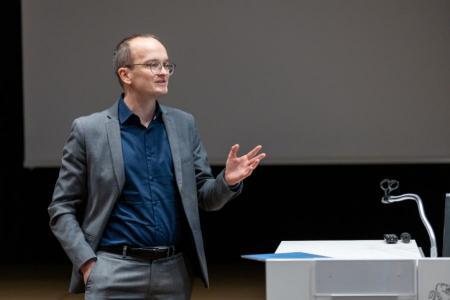 Regierungsrat Martin Neukom referiert bei der Grundsteinlegung der BFS Winterthur.