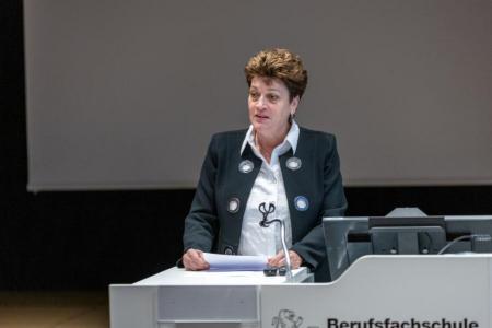 Regierungsrätin Silvia Steiner referiert bei der Grundsteinlegung der BFS Winterthur.