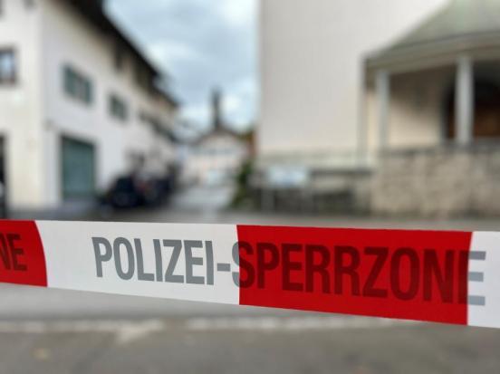 Polizeisperrband vor verschwommenem Hintergrund