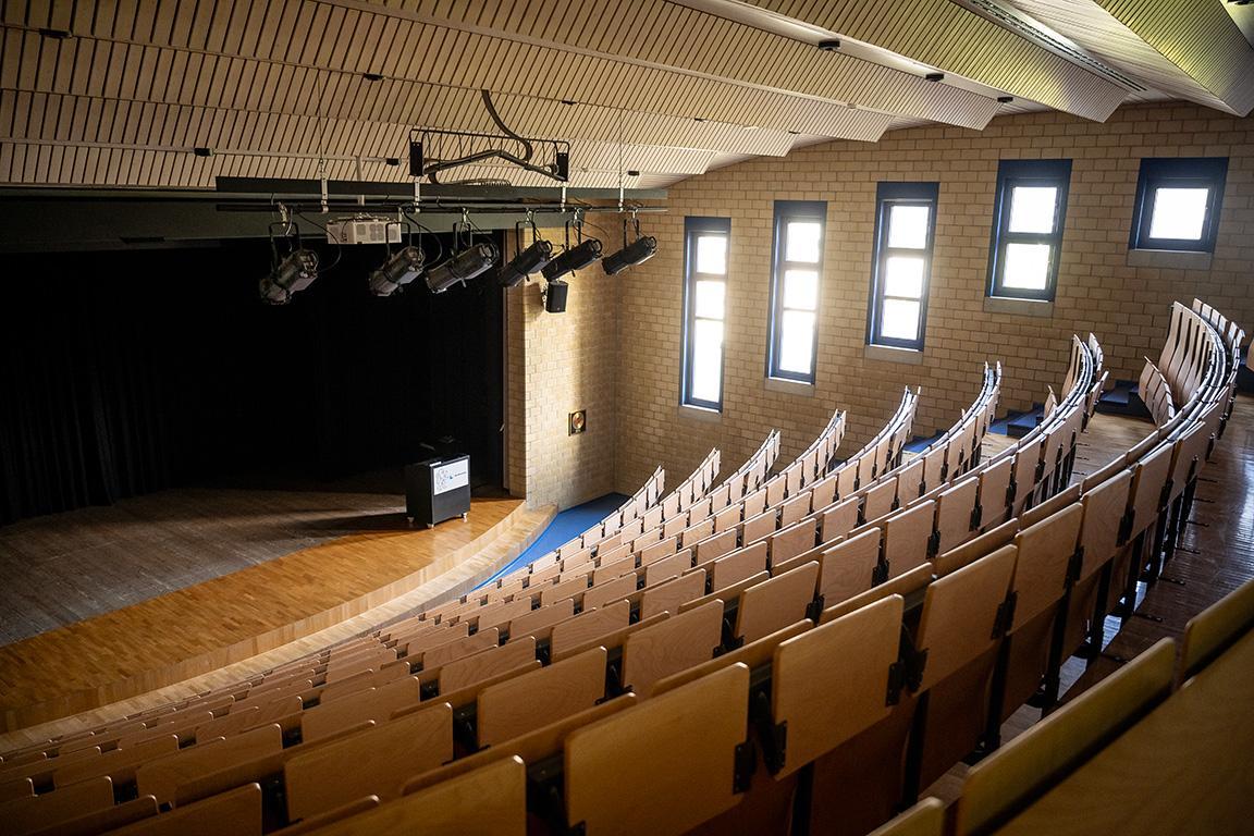 In der JVA gibt es ein Theater mit Sitzen und einer Bühne.