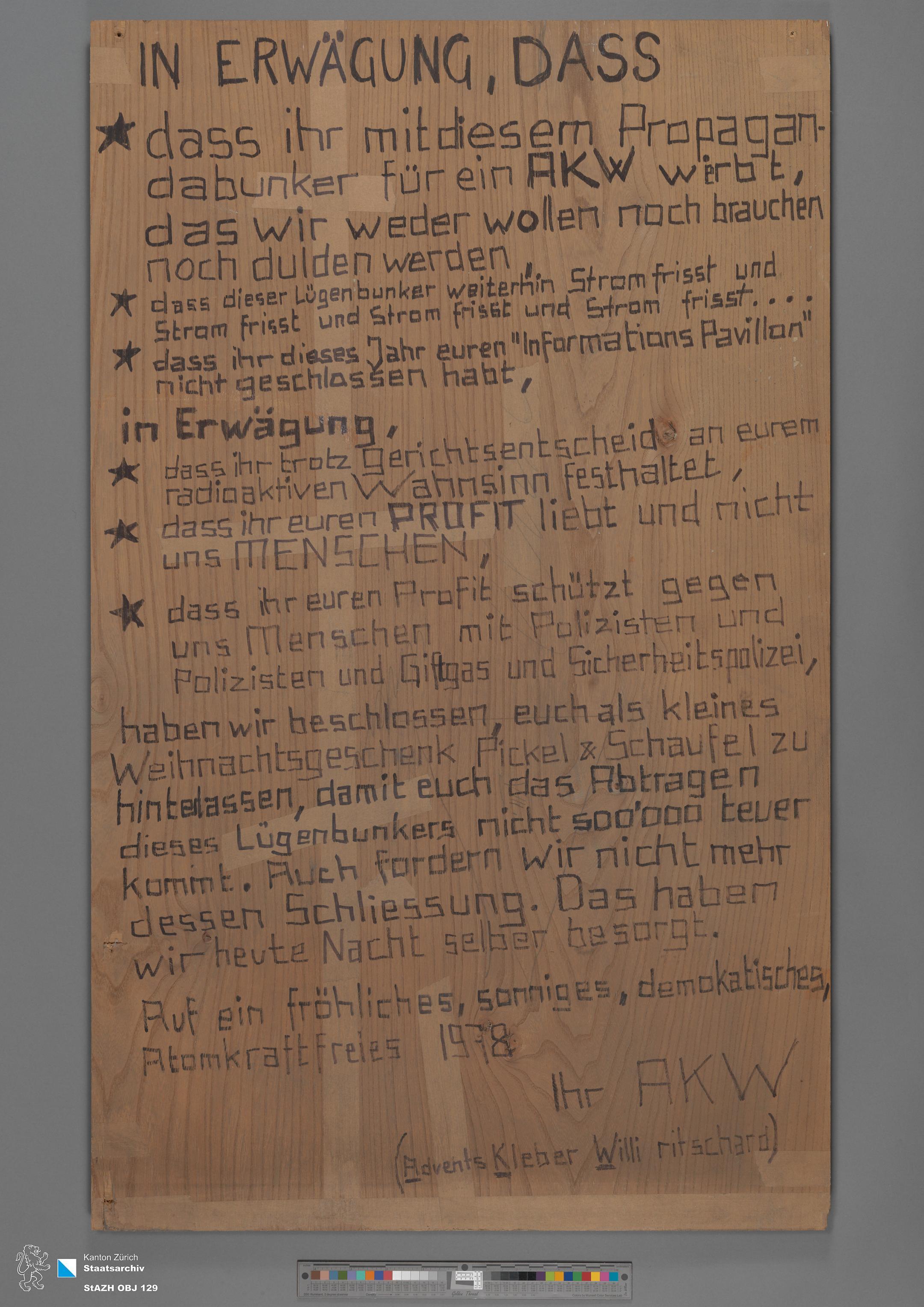 Manifest-Tafel von anonymen Kernkraftwerk-Gegnern. Beschriftete Tafel aus Holz.