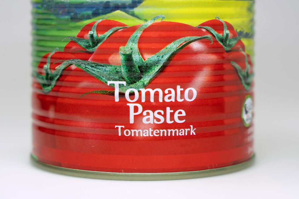 Das Foto zeigt eine Dose Tomatenmark.