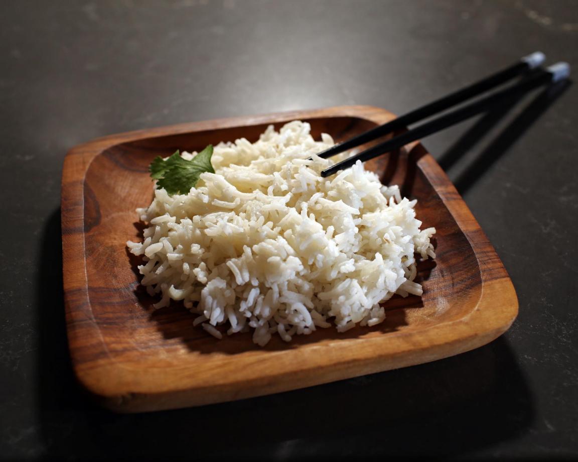 Reis in Holzschale angerichtet