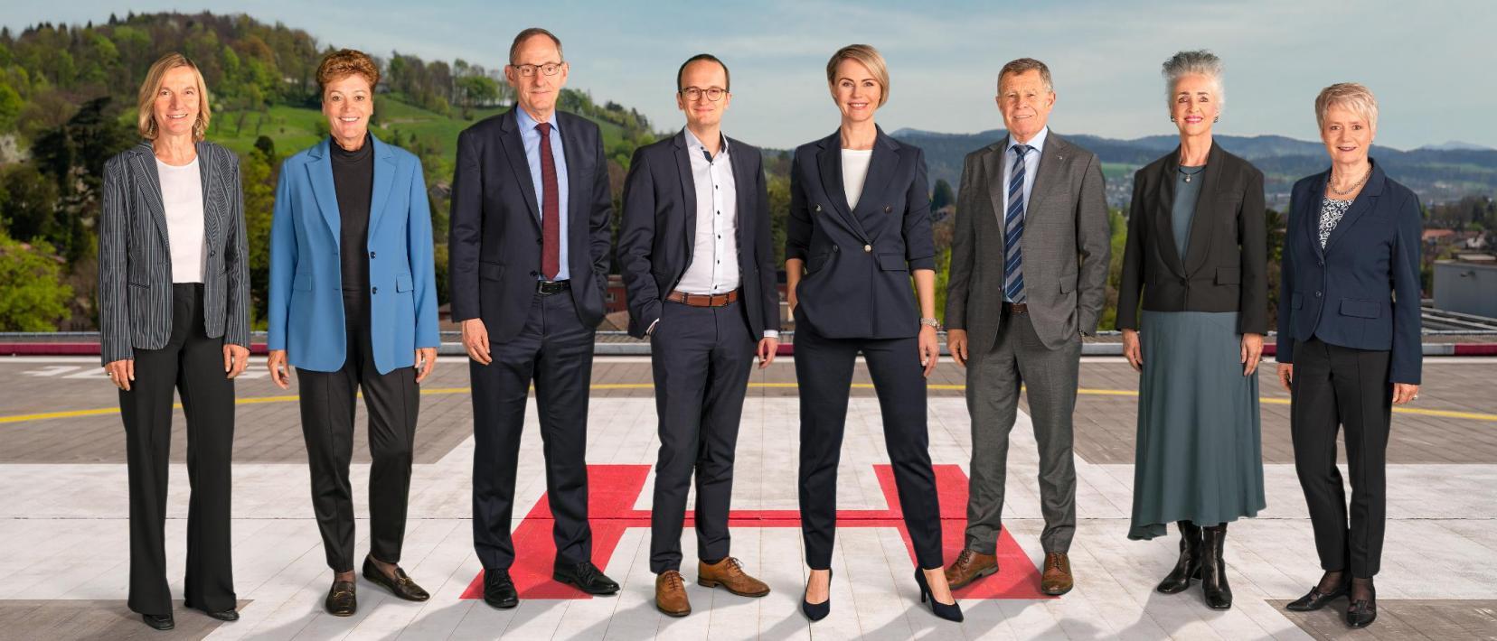Die sieben Regierungsmitglieder und die Staatschreiberin stehen auf dem Helikopterlandeplatz des Kantonsspital Winterthur