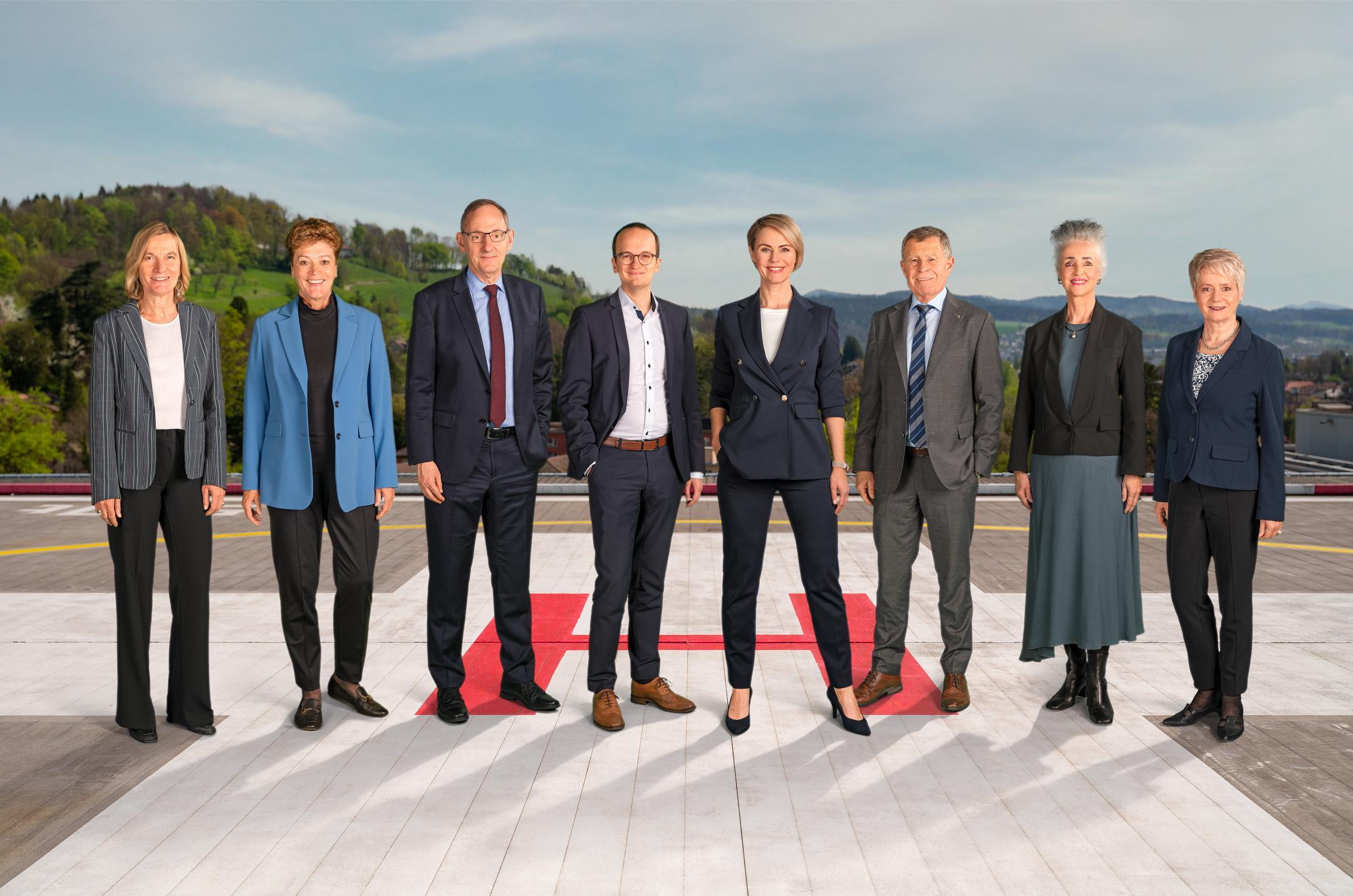 Die sieben Regierungsmitglieder und die Staatschreiberin auf dem Helikopterlandeplatz des Kantonsspital Winterthur