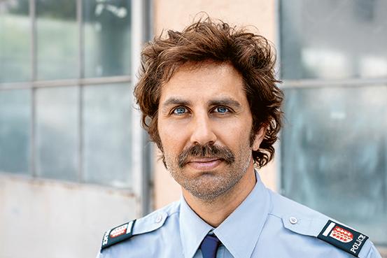 David Constantin als Polizist Bax in der Serie Tschugger. Copyright: SRF/Dominic Steinmann