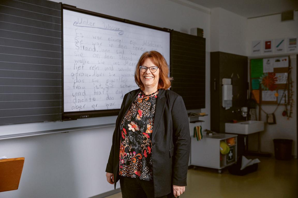 Schulleiterin der Schuleinheit Wil, Beatrice Stalder, 50, steht in ihrem Schulzimmer vor einer beschriebenen Wandtafel.