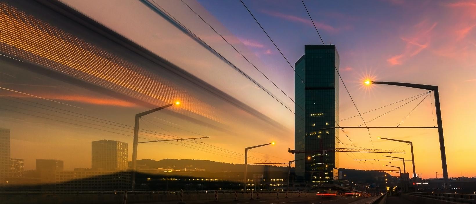 Das Bild zeigt die Hardbrücke in Zürich bei Dämmerung.