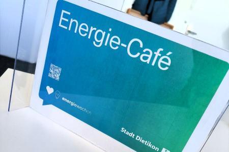 Ein Schild auf dem mit weisser Schrift auf blau-grünem Hintergrund die Worte Energie-Café stehen.