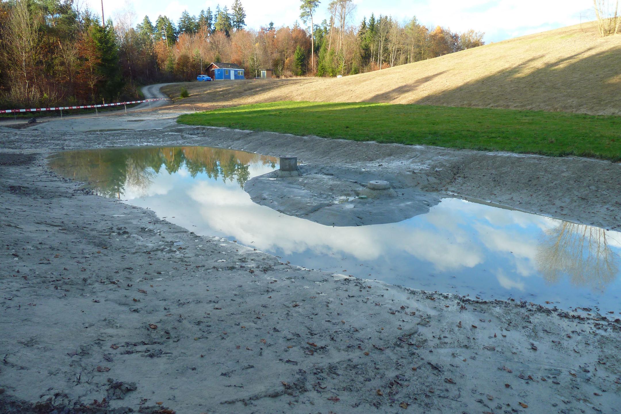 Grösserer Flachweiher und aufgewertete Böschung.