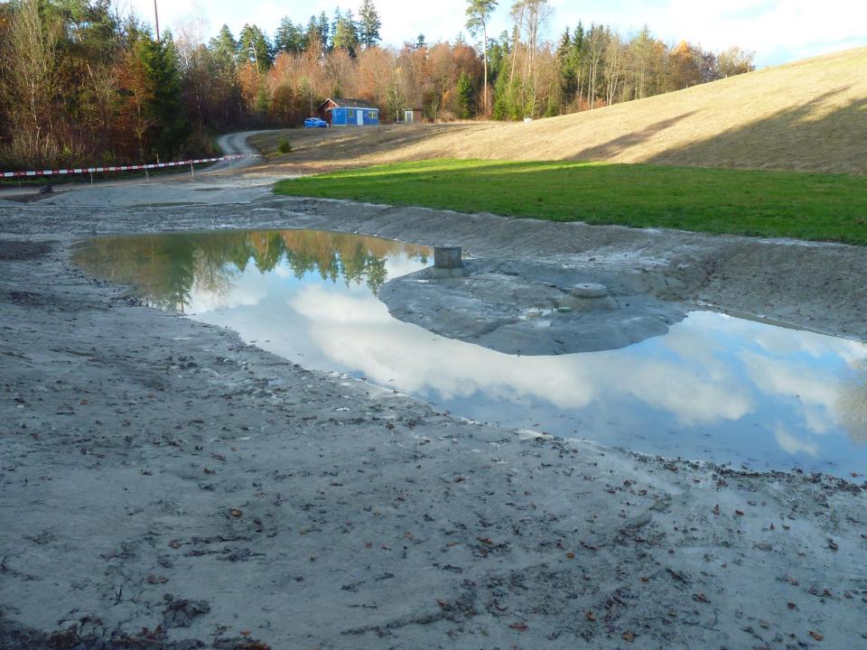 Grösserer Flachweiher und aufgewertete Böschung.