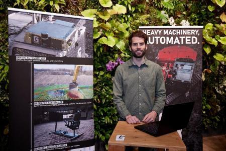 Dominic Jud,  CTO & Mitgründer von Gravis Robotics steht an seinem Stand. 