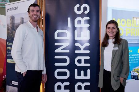 Johannes Felden und Stefanie Börsig von Groundbreakers stehen nebeneinander und lächeln in die Kamera.