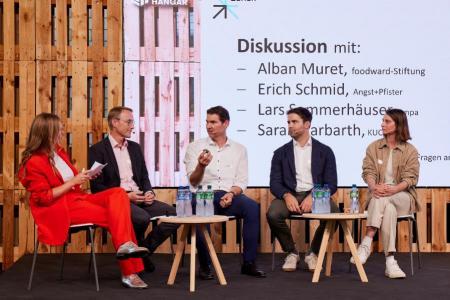 Paneldiskussion mit Kathrin Hönegger, Lars Sommerhäuser, Erich Schmid, Alban Muret und Sarah Harbarth (v.l.n.r.)