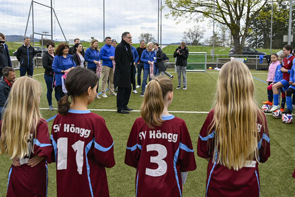 Regierungspräsident Mario Fehr präsentiert die Begleitmassnahmen zur UEFA Women's Euro 2025 beim SV Höngg.
