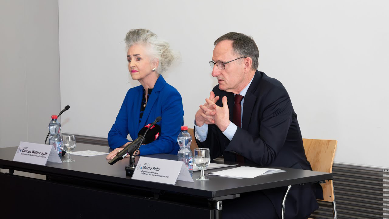 Carmen Walker Späh und Mario Fehr an der Medienkonferenz